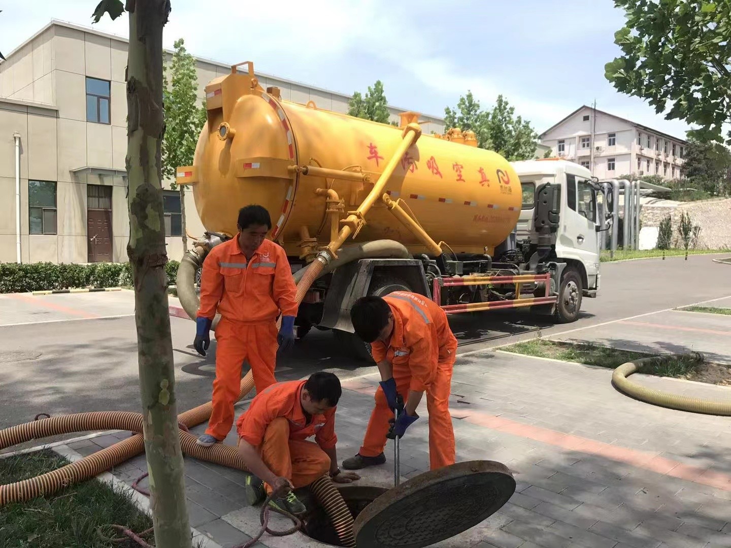 长武管道疏通车停在窨井附近